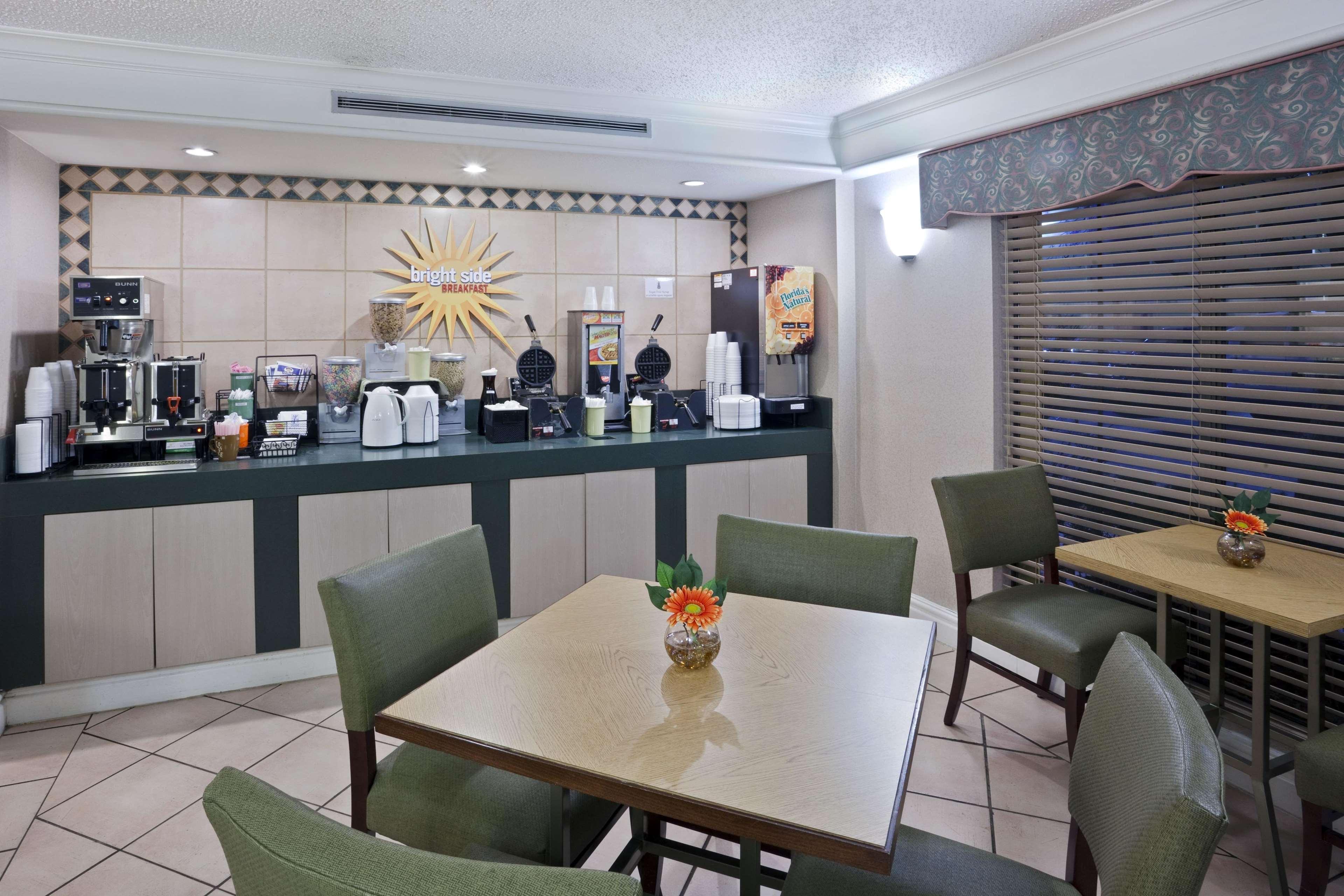 La Quinta Inn By Wyndham Omaha West Экстерьер фото