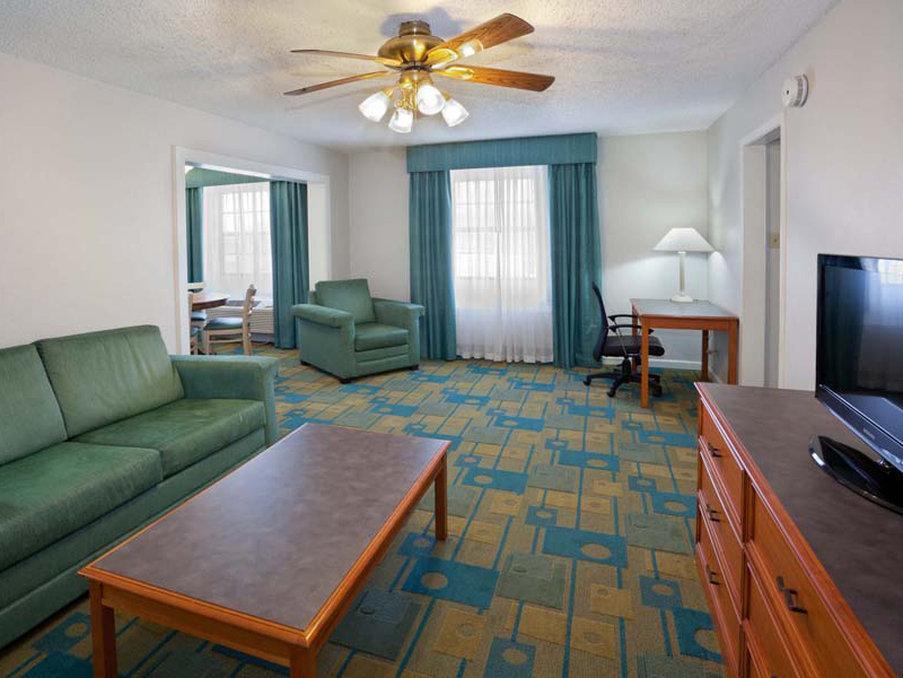 La Quinta Inn By Wyndham Omaha West Экстерьер фото
