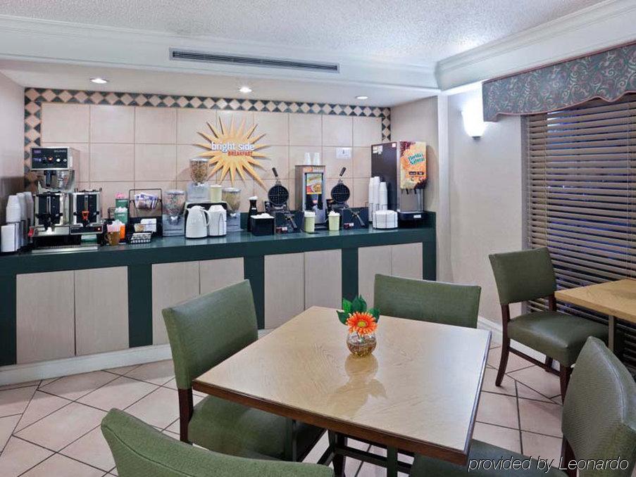 La Quinta Inn By Wyndham Omaha West Экстерьер фото